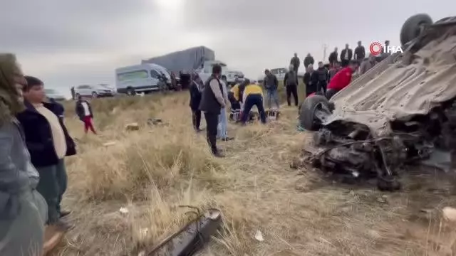 Kaza sonrası yol savaş alanına döndü, yakınları sinir krizi geçirdi: 3 ölü, 4 yaralı