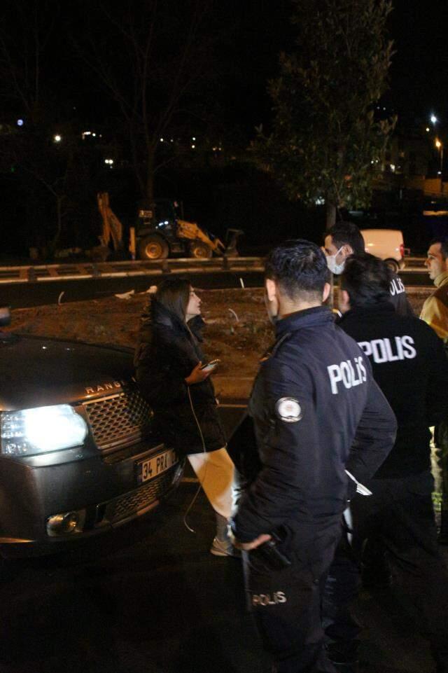 Lüks otomobiliyle aşırız hız yapınca direğe çarptı! 3 kişi ağır yaralandı