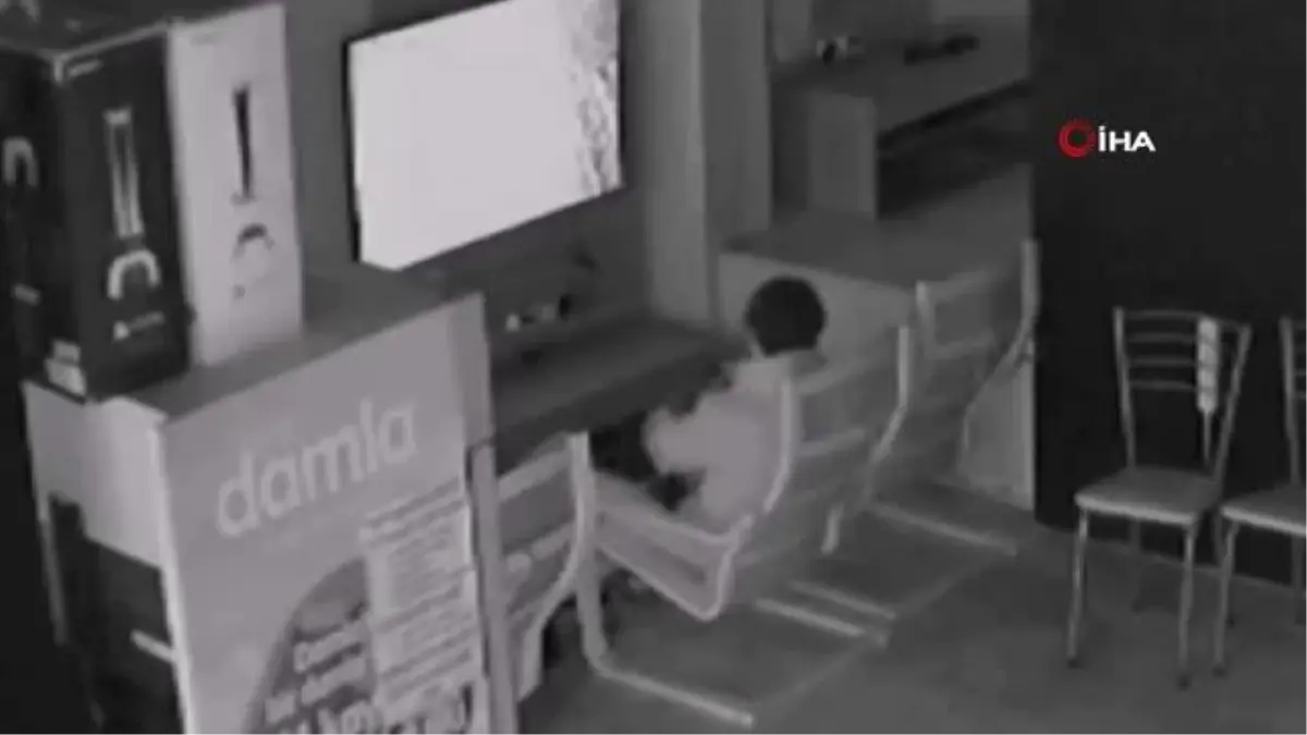 Oyun salonunda hırsızlık: Çantasındaki oyun kolu ile orijinalini değiştirdi