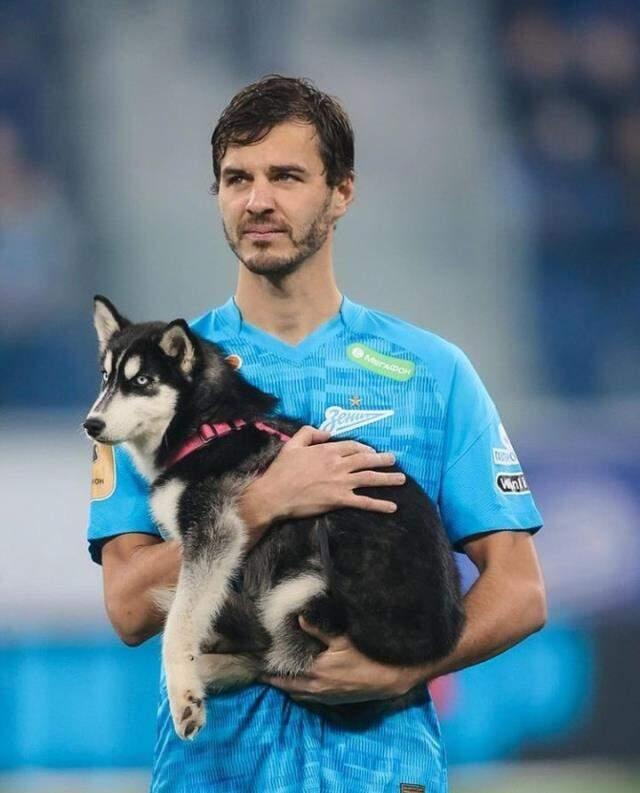 Rus futbol takımı Zenit, sahaya barınaktaki köpeklerle çıktı! İşte o anlar! Rus futbol takımı Zenit, sahaya barınaktaki köpeklerle çıktı! İşte o anlar!