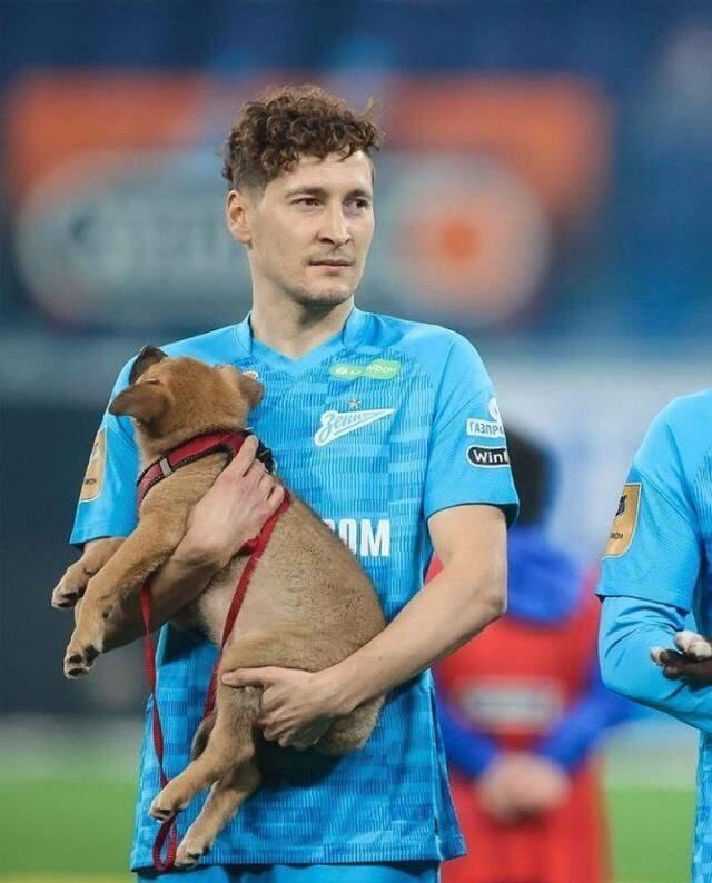 Rus futbol takımı Zenit, sahaya barınaktaki köpeklerle çıktı! İşte o anlar! Rus futbol takımı Zenit, sahaya barınaktaki köpeklerle çıktı! İşte o anlar!