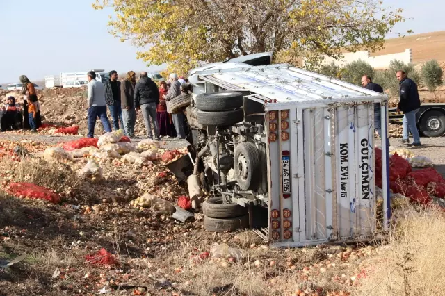 Şanlıurfa'da kamyonet ile hafif ticari araç çarpıştı, 4 kişi öldü, 3 kişi yaralandı