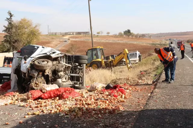 Şanlıurfa'da kamyonet ile hafif ticari araç çarpıştı, 4 kişi öldü, 3 kişi yaralandı