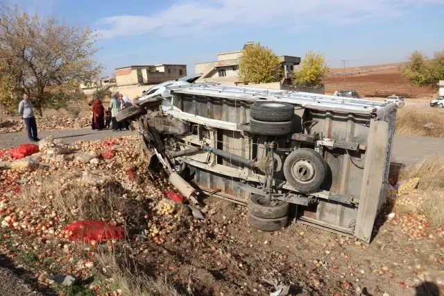 Şanlıurfa'da kamyonet ile hafif ticari araç çarpıştı, 4 kişi öldü, 3 kişi yaralandı