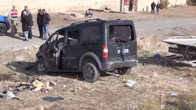 Şanlıurfa'da kamyonet ile hafif ticari araç çarpıştı, 4 kişi öldü, 3 kişi yaralandı