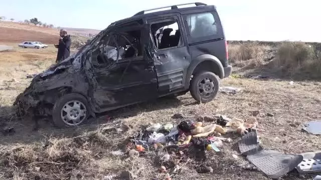 Şanlıurfa'da kamyonet ile hafif ticari araç çarpıştı, 4 kişi öldü, 3 kişi yaralandı