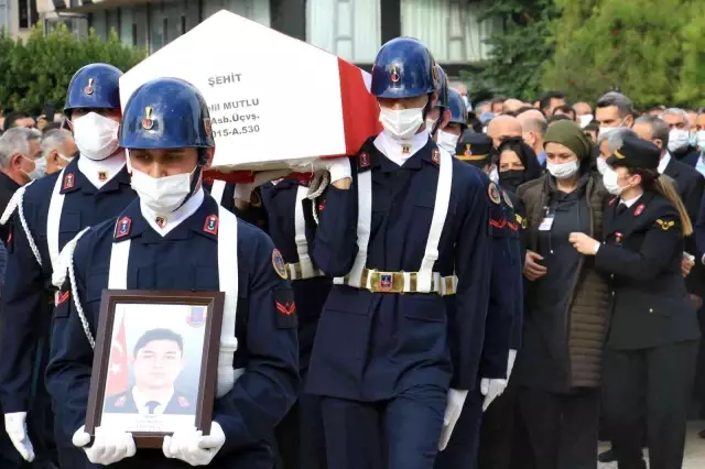 Son dakika haberleri | Şehit Astsubay Mutlu'yu 10 bin kişi uğurladı