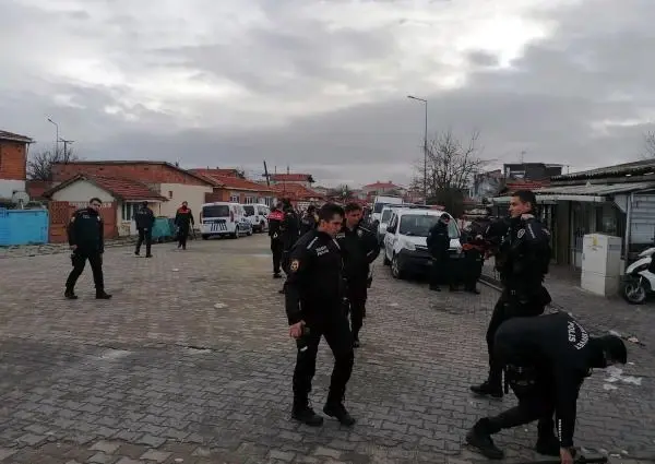 16 yaşındaki çocuğun öldürülmesi olayında tutuklanan şüphelilerin evine taşlı sopalı saldırı