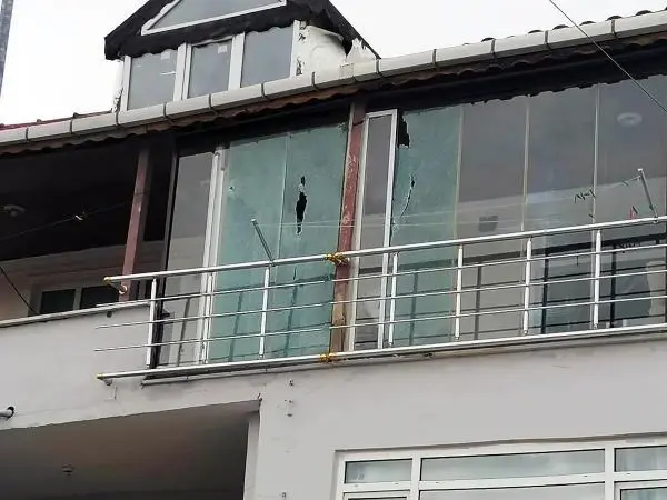 16 yaşındaki çocuğun öldürülmesi olayında tutuklanan şüphelilerin evine taşlı sopalı saldırı