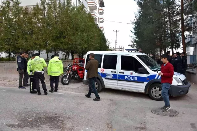 Siverek'te motosiklet elektrik direğine çarptı: 1 ölü 2 yaralı