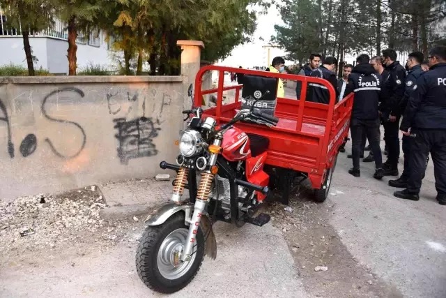 Siverek'te motosiklet elektrik direğine çarptı: 1 ölü 2 yaralı