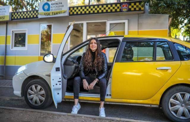 Üniversite eğitimini tamamlayan Dilara, baba mesleği taksiciliği seçti Üniversite eğitimini tamamlayan Dilara, baba mesleği taksiciliği seçti