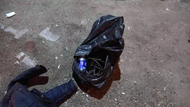 Yaşlı adam oğluyla kablo çalarken bekçilere yakalandı