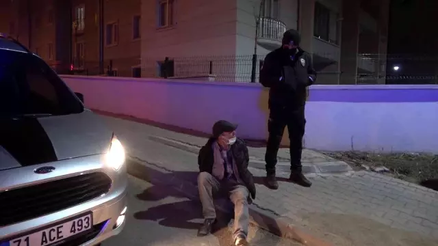 Yaşlı adam oğluyla kablo çalarken bekçilere yakalandı