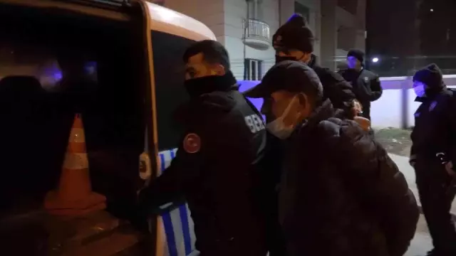 Yaşlı adam oğluyla kablo çalarken bekçilere yakalandı