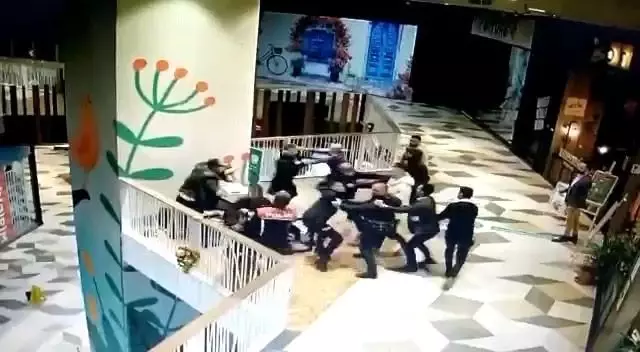 AVM'de iki grubun kavgasında ortalık savaş alanına döndü! Masa ve sandalyeler havada uçuştu