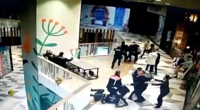 AVM'de iki grubun kavgasında ortalık savaş alanına döndü! Masa ve sandalyeler havada uçuştu