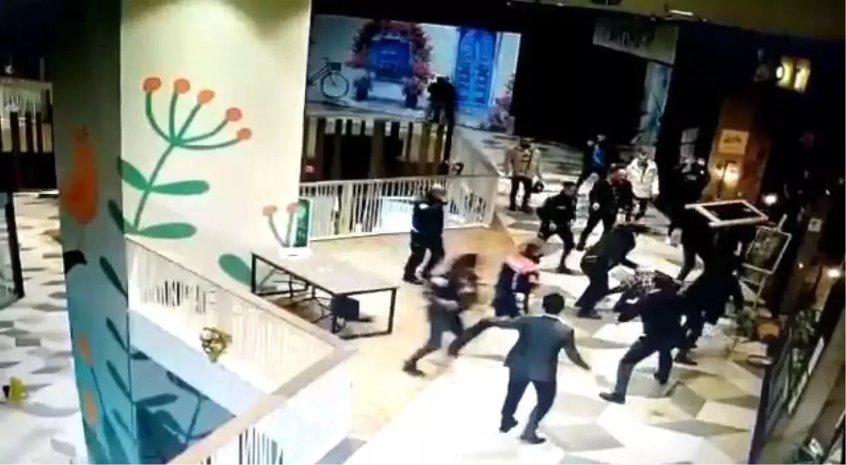 AVM'de iki grubun kavgasında ortalık savaş alanına döndü! Masa ve sandalyeler havada uçuştu