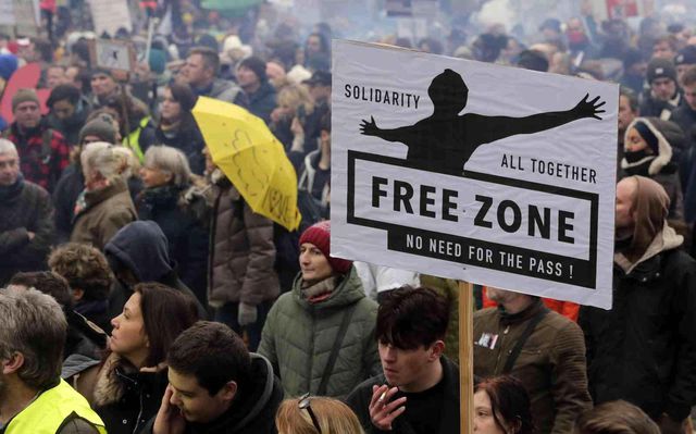 Belçika'da yüzlerce kişi Covid-19 kısıtlamalarını protesto ettiPolis göstericilere göz yaşartıcı gaz ve tazyikli suyla müdahale etti