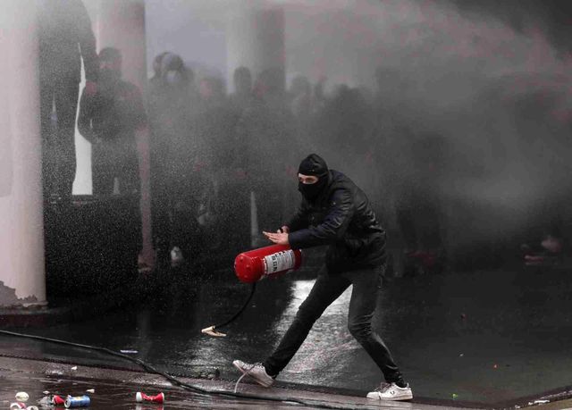 Belçika'da yüzlerce kişi Covid-19 kısıtlamalarını protesto ettiPolis göstericilere göz yaşartıcı gaz ve tazyikli suyla müdahale etti