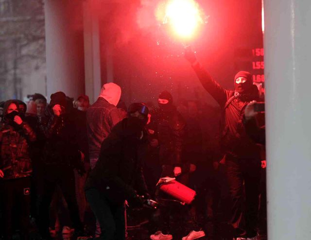 Belçika'da yüzlerce kişi Covid-19 kısıtlamalarını protesto ettiPolis göstericilere göz yaşartıcı gaz ve tazyikli suyla müdahale etti
