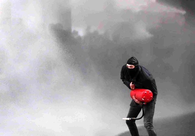 Belçika'da yüzlerce kişi Covid-19 kısıtlamalarını protesto ettiPolis göstericilere göz yaşartıcı gaz ve tazyikli suyla müdahale etti