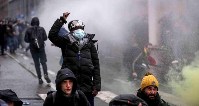Belçika'da yüzlerce kişi Covid-19 kısıtlamalarını protesto ettiPolis göstericilere göz yaşartıcı gaz ve tazyikli suyla müdahale etti