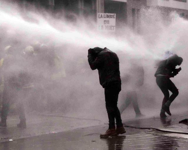 Belçika'da yüzlerce kişi Covid-19 kısıtlamalarını protesto ettiPolis göstericilere göz yaşartıcı gaz ve tazyikli suyla müdahale etti