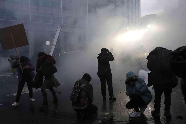 Belçika'da yüzlerce kişi Covid-19 kısıtlamalarını protesto ettiPolis göstericilere göz yaşartıcı gaz ve tazyikli suyla müdahale etti