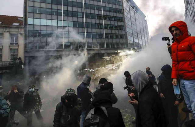 Belçika'da yüzlerce kişi Covid-19 kısıtlamalarını protesto ettiPolis göstericilere göz yaşartıcı gaz ve tazyikli suyla müdahale etti