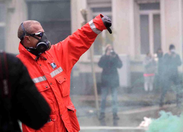 Belçika'da yüzlerce kişi Covid-19 kısıtlamalarını protesto ettiPolis göstericilere göz yaşartıcı gaz ve tazyikli suyla müdahale etti