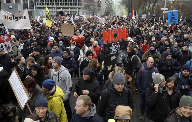 Belçika'da yüzlerce kişi Covid-19 kısıtlamalarını protesto ettiPolis göstericilere göz yaşartıcı gaz ve tazyikli suyla müdahale etti