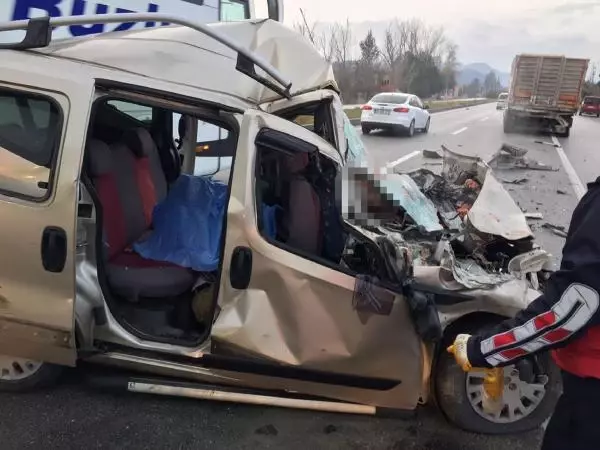 Burdur'da hafif ticari araç, TIR'a çarptı: 4 ölü