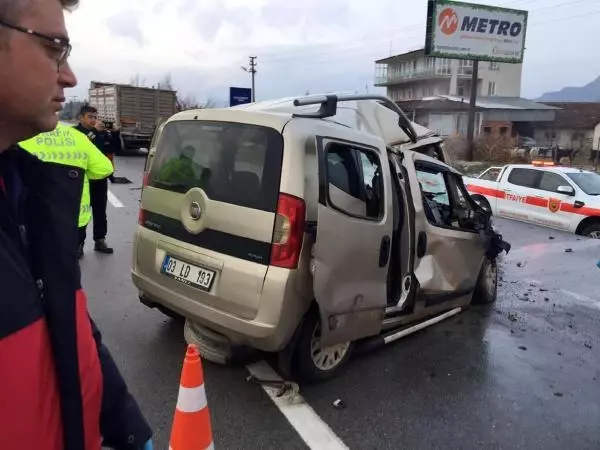 Burdur'da hafif ticari araç, TIR'a çarptı: 4 ölü