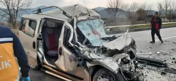 Burdur'da hafif ticari araç, TIR'a çarptı: 4 ölü