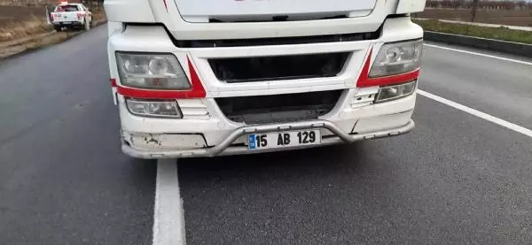 Burdur'da hafif ticari araç, TIR'a çarptı: 4 ölü
