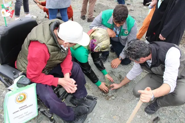 Dörtyol'da fidanlar toprakla buluşturuldu