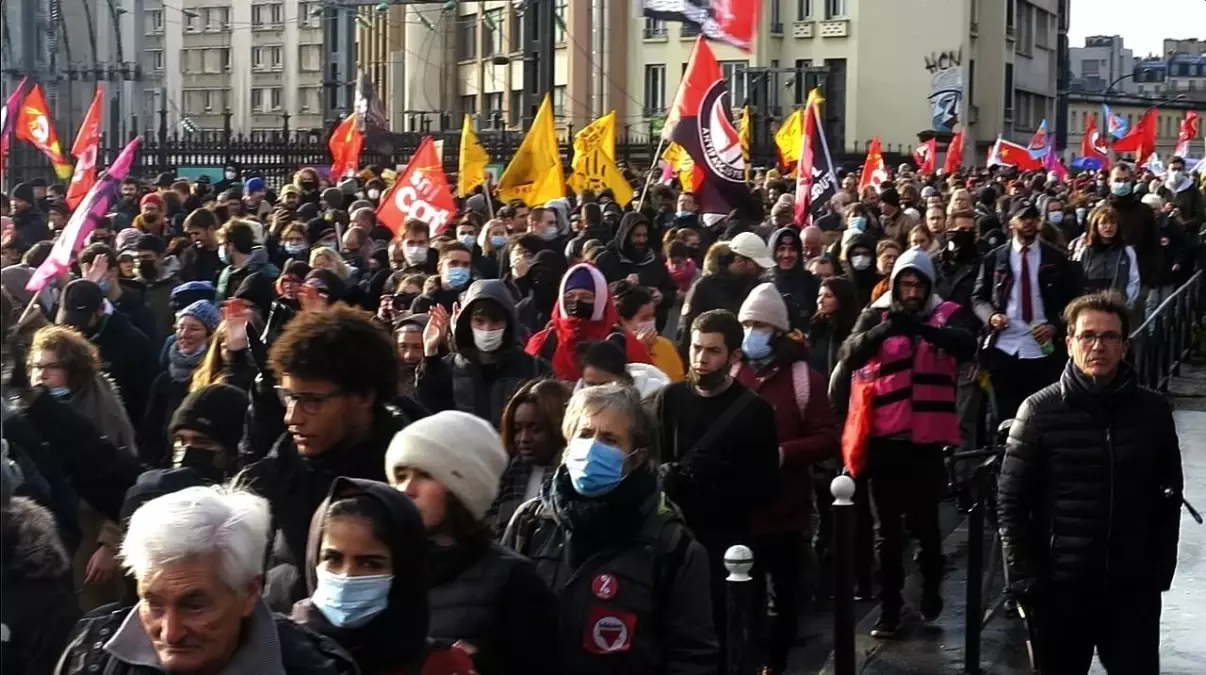 Fransa'da ırkçı cumhurbaşkanı adayı Zemmour, Paris'te protesto edildi