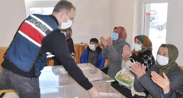 Son dakika haberi... JANDARMA HAKLARINI ANLATTIĞI KADINLARA KAHVE DAĞITTI