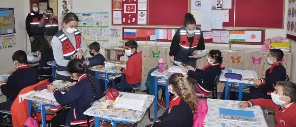 Son dakika haberi... JANDARMA HAKLARINI ANLATTIĞI KADINLARA KAHVE DAĞITTI