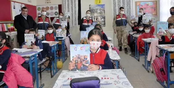 Son dakika haberi... JANDARMA HAKLARINI ANLATTIĞI KADINLARA KAHVE DAĞITTI