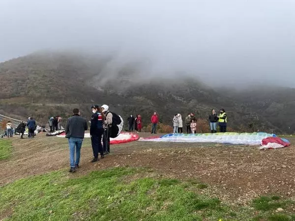 Son dakika gündem: JANDARMA, KADINA ŞİDDETE YAMAÇ PARAŞÜTÜ İLE DİKKAT ÇEKTİ