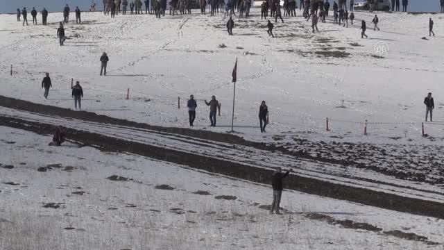 Karla kaplı arazide geleneksel at yarışı yapıldı