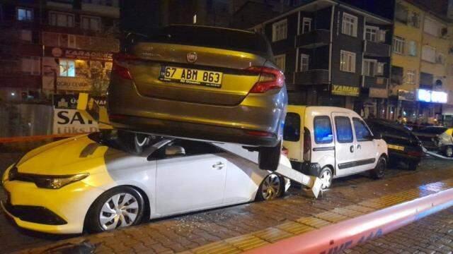 Kontrolden çıkan otomobil park halindeki araçların üzerine uçtu