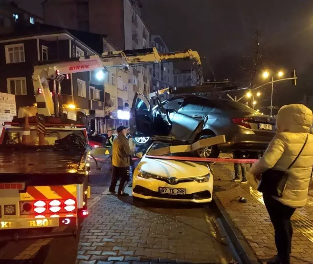 Kontrolden çıkan otomobil park halindeki araçların üzerine uçtu