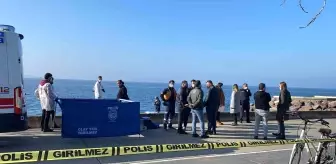 Maltepe sahilinde kayalıklara sıkışmış erkek cesedi bulundu