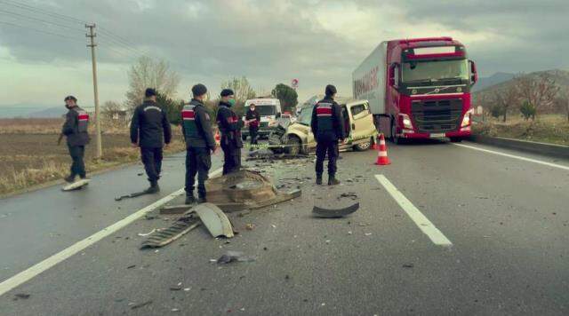 Tıra arkadan çarpan hafif ticari araç 4 kişiye mezar oldu Tıra arkadan çarpan hafif ticari araç 4 kişiye mezar oldu