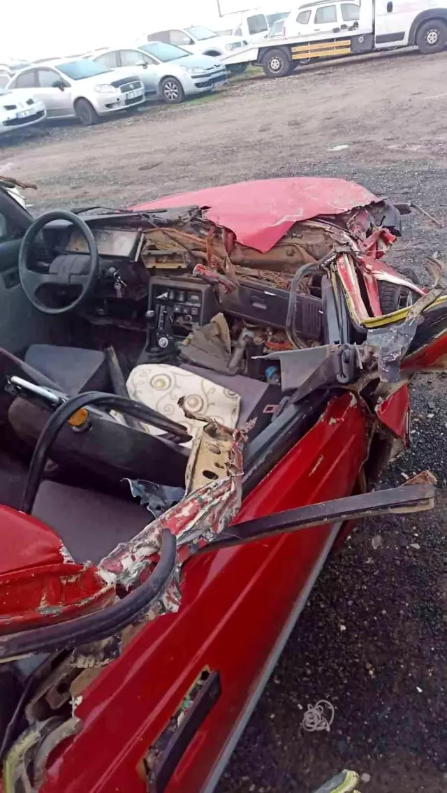 Tıra arkadan çarpan otomobil hurdaya döndü: 2 yaralı