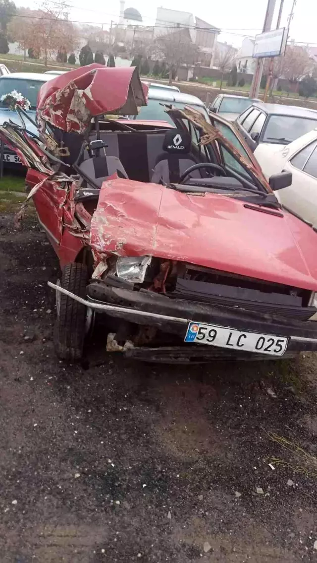 Tıra arkadan çarpan otomobil hurdaya döndü: 2 yaralı