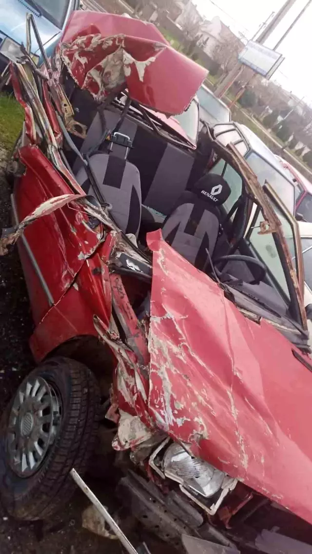 Tıra arkadan çarpan otomobil hurdaya döndü: 2 yaralı